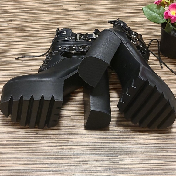 Platform LA Moda Booties - Picture 4 of 6